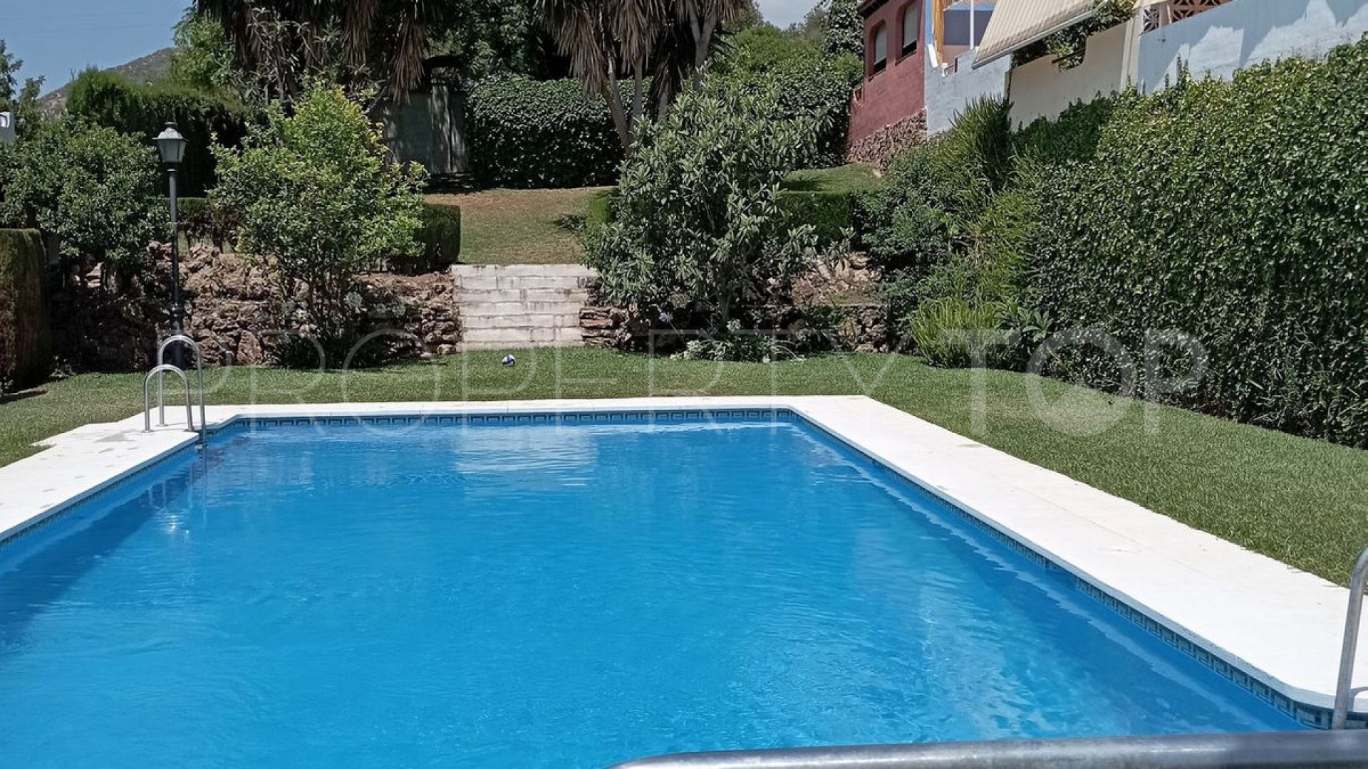 Buy 4 bedrooms villa in Nueva Andalucia