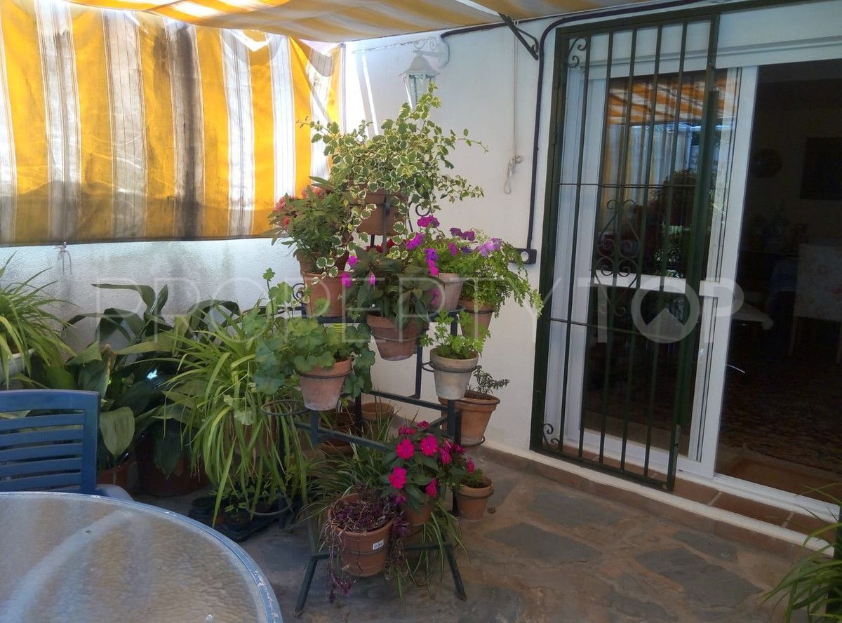 Buy 4 bedrooms villa in Nueva Andalucia