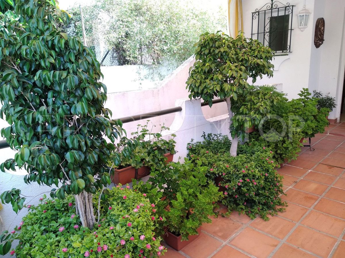 Buy 4 bedrooms villa in Nueva Andalucia