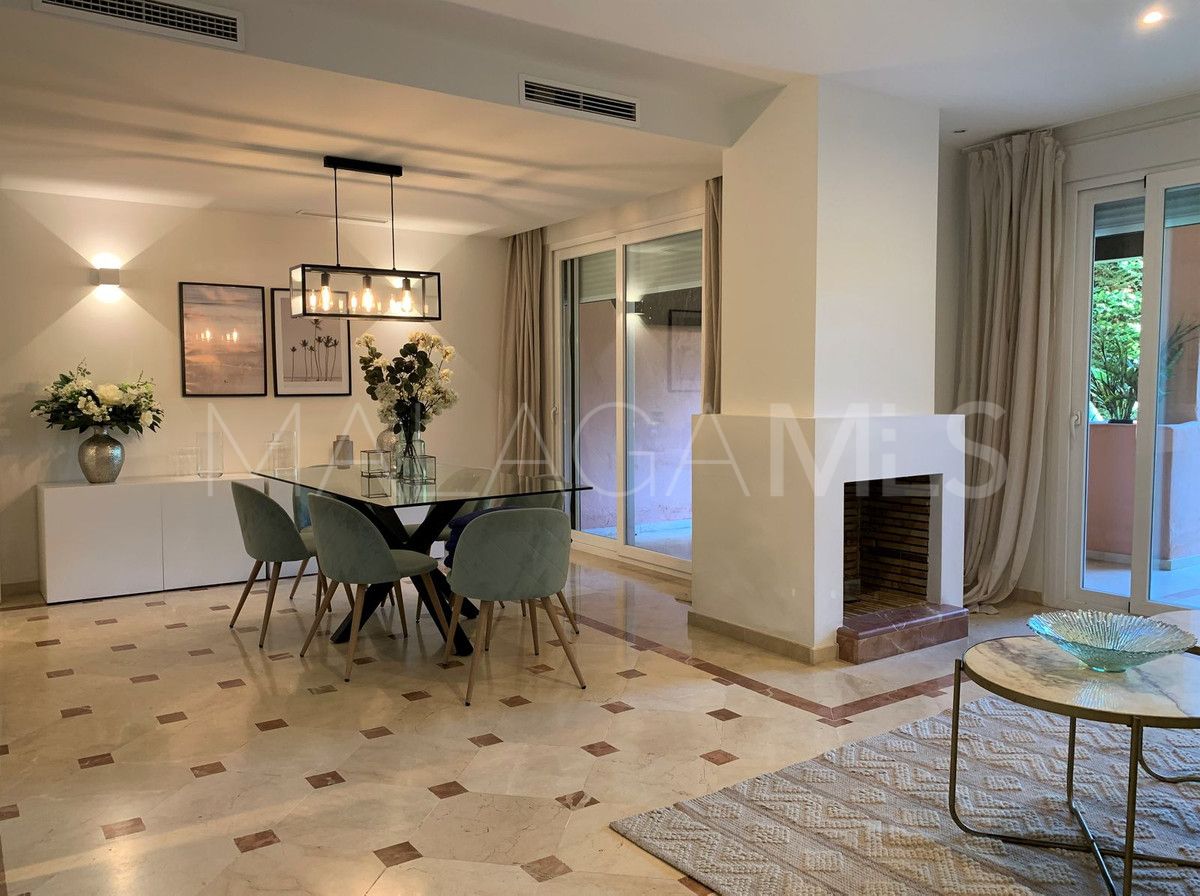Buy adosado in Marbella Ciudad with 5 bedrooms