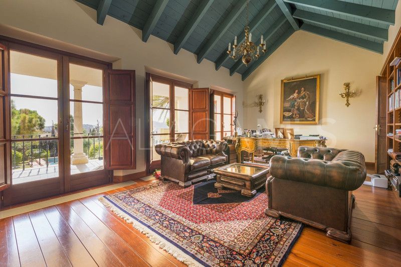 Villa for sale in Benahavis