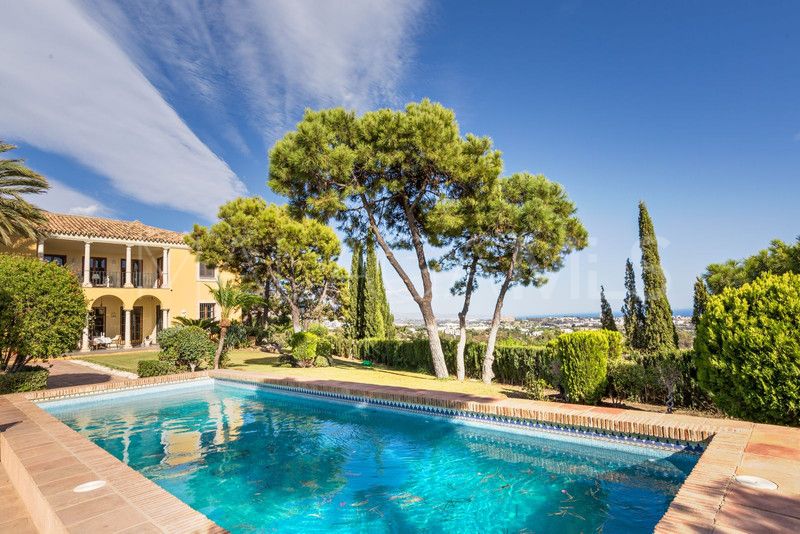 Villa for sale in Benahavis