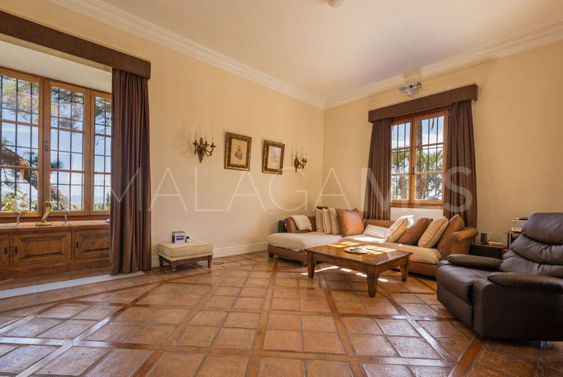 Villa for sale in Benahavis