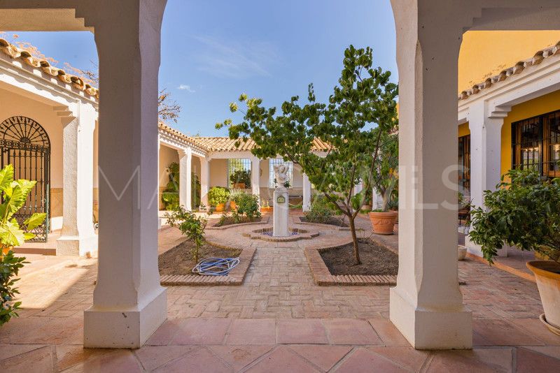 Villa for sale in Benahavis