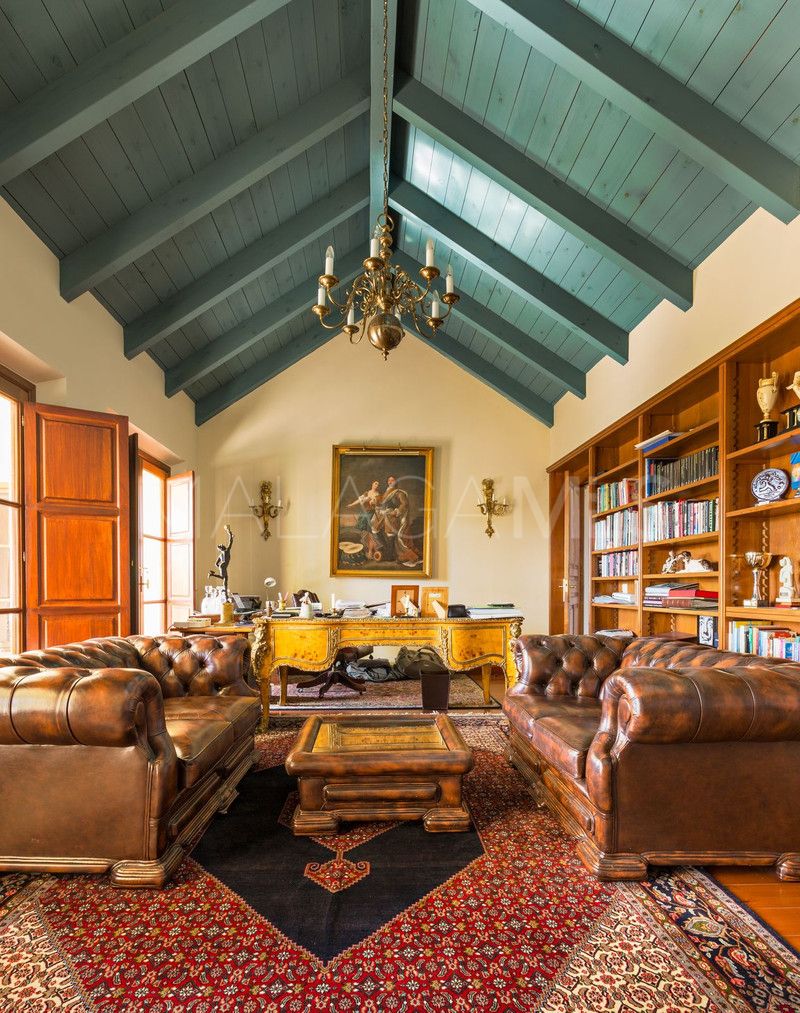 Villa for sale in Benahavis