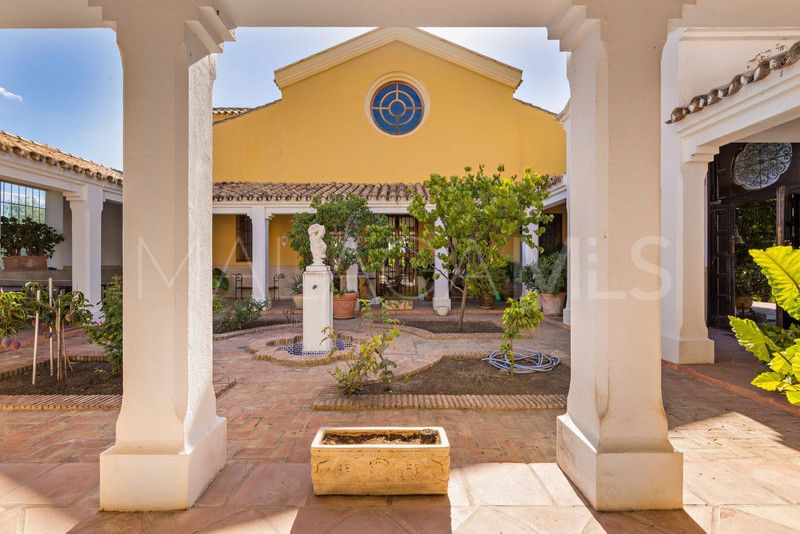Villa for sale in Benahavis