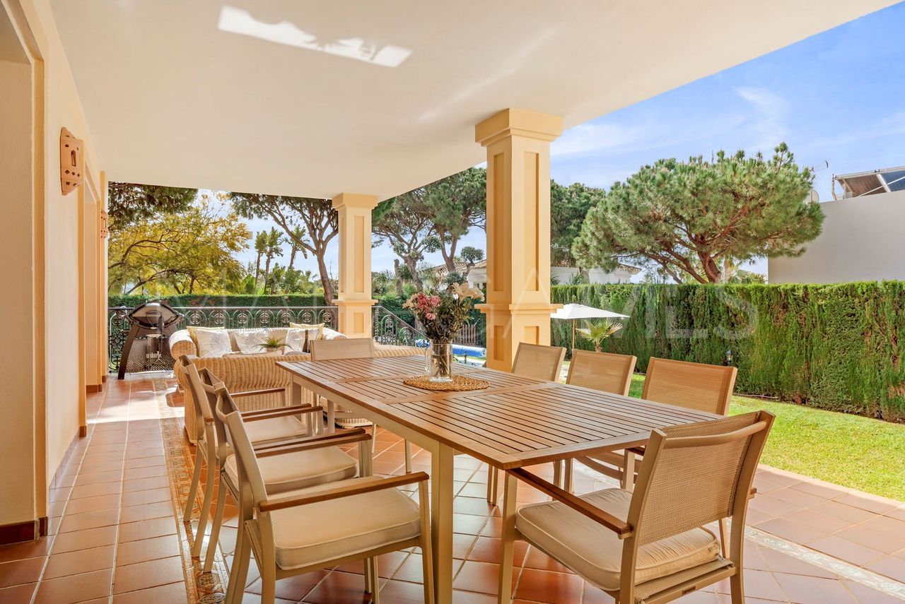 Villa for sale in Elviria