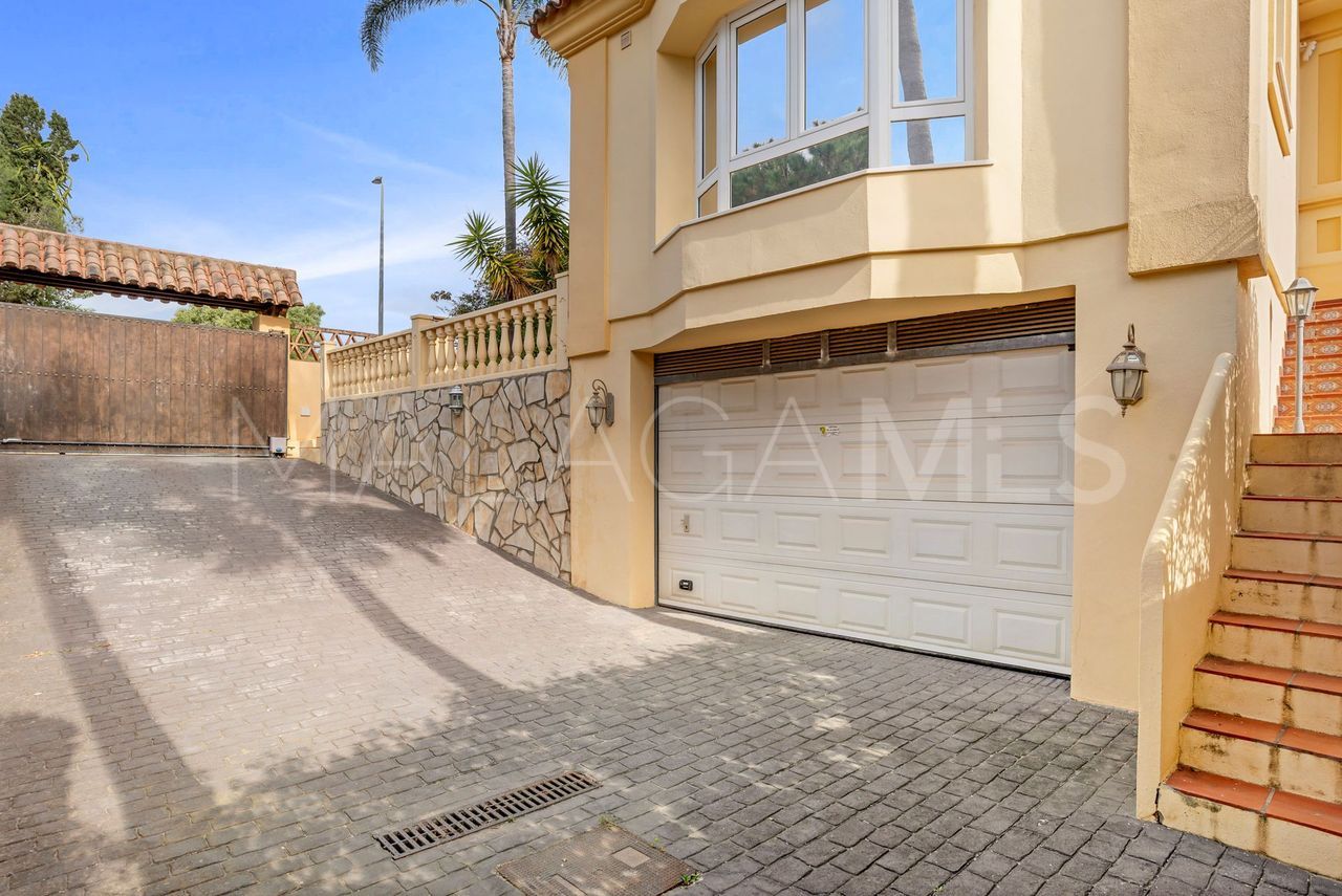 Villa for sale in Elviria