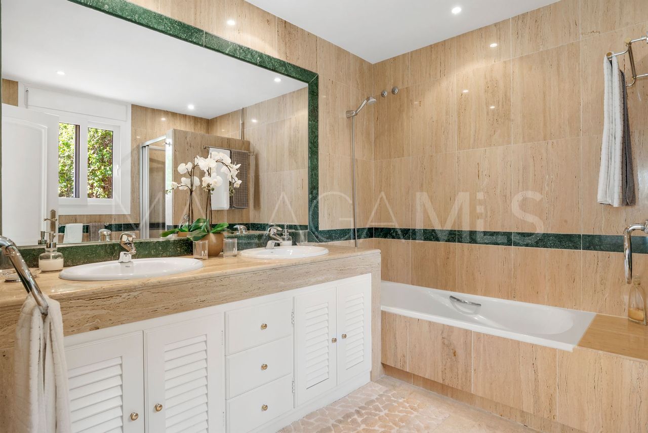 Villa for sale in Elviria