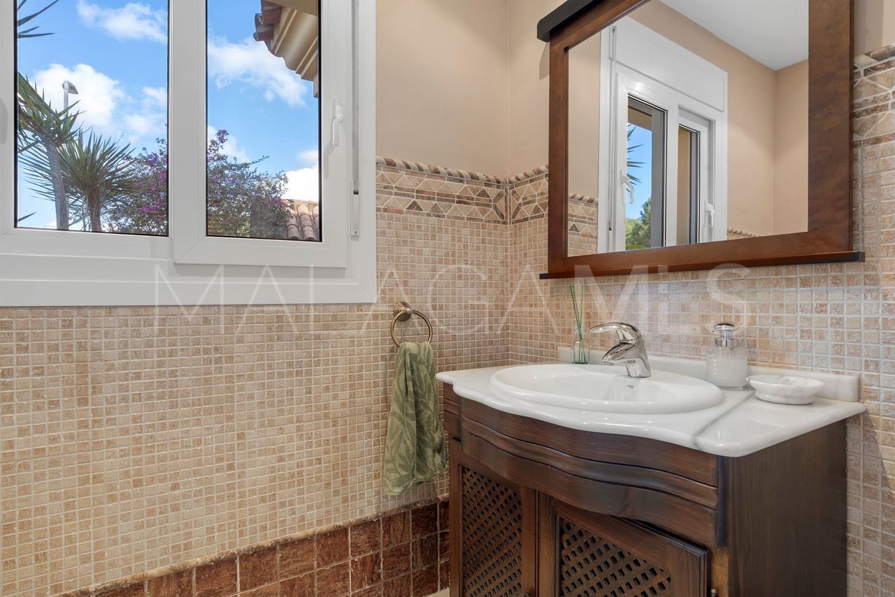 Villa for sale in Elviria