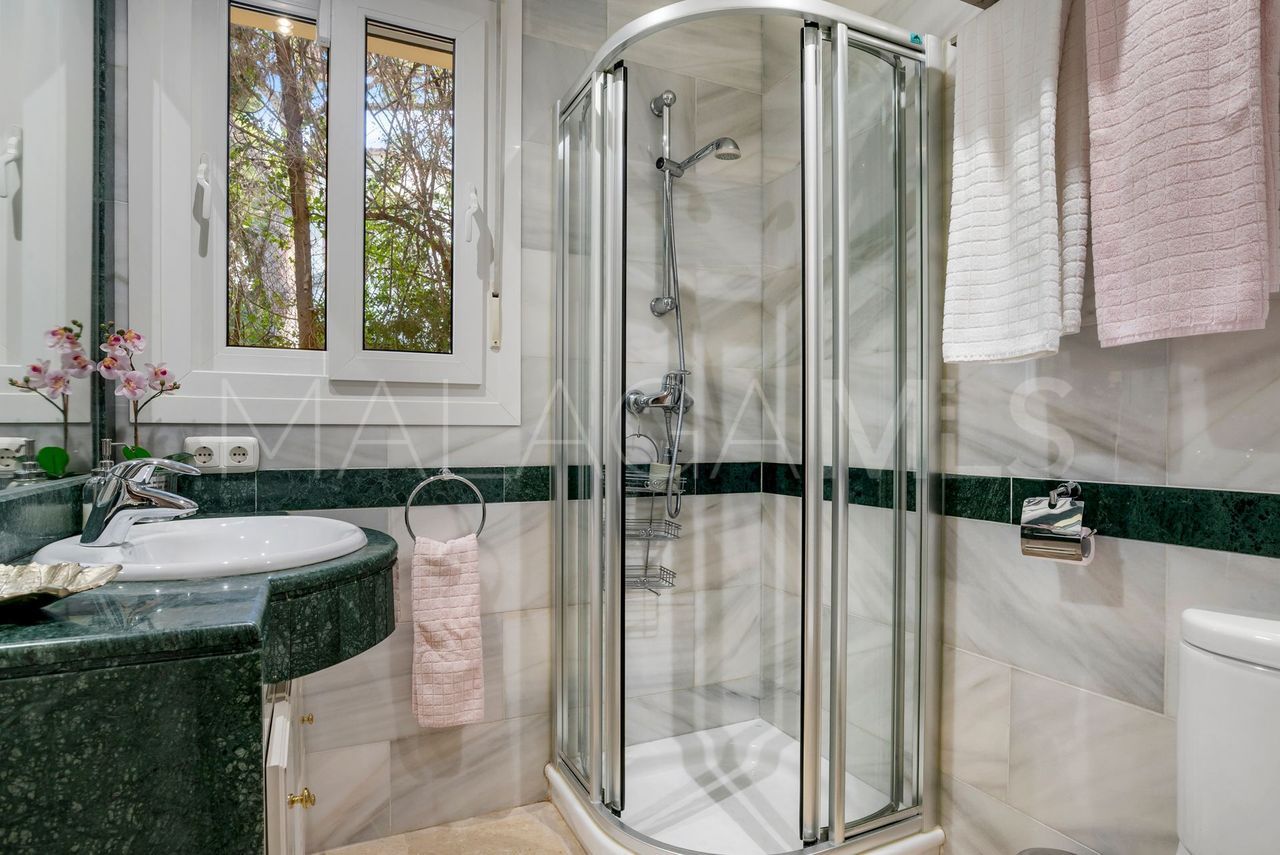 Villa for sale in Elviria