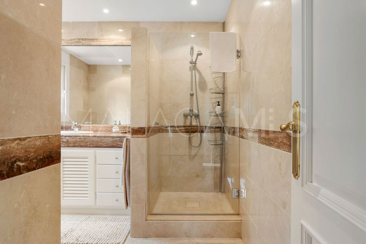 Villa for sale in Elviria