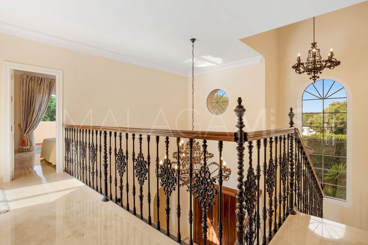 Villa for sale in Elviria
