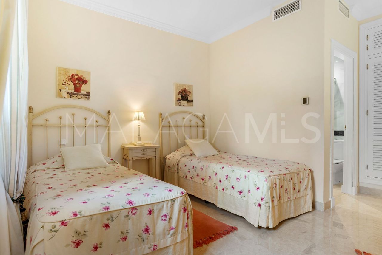 Villa for sale in Elviria