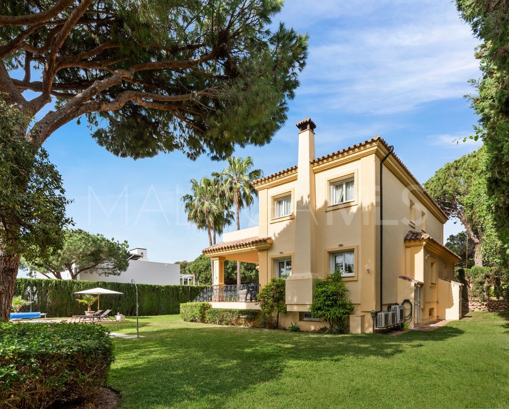 Villa for sale in Elviria