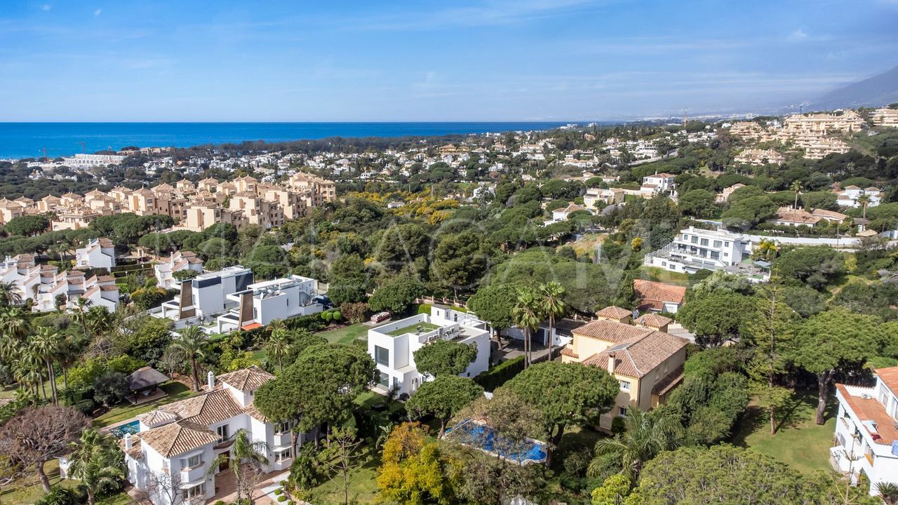 Villa for sale in Elviria