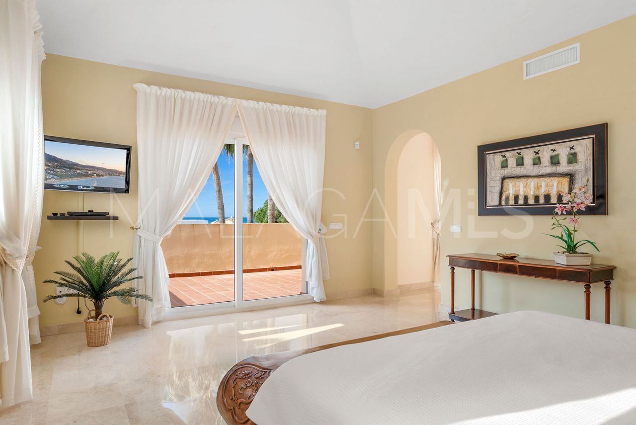 Villa for sale in Elviria