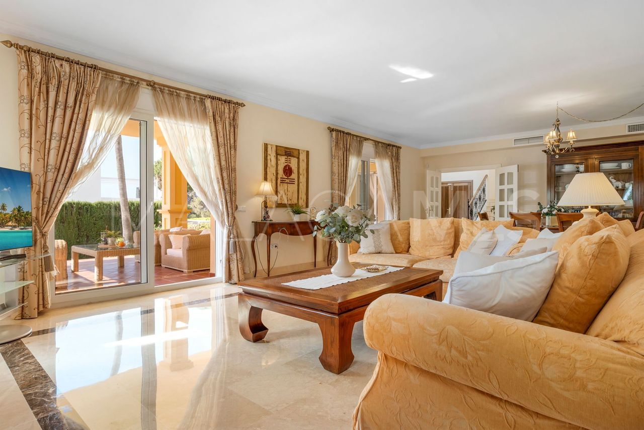 Villa for sale in Elviria
