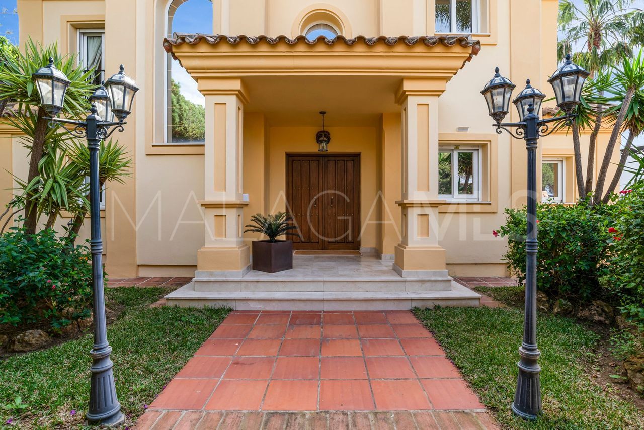 Villa for sale in Elviria