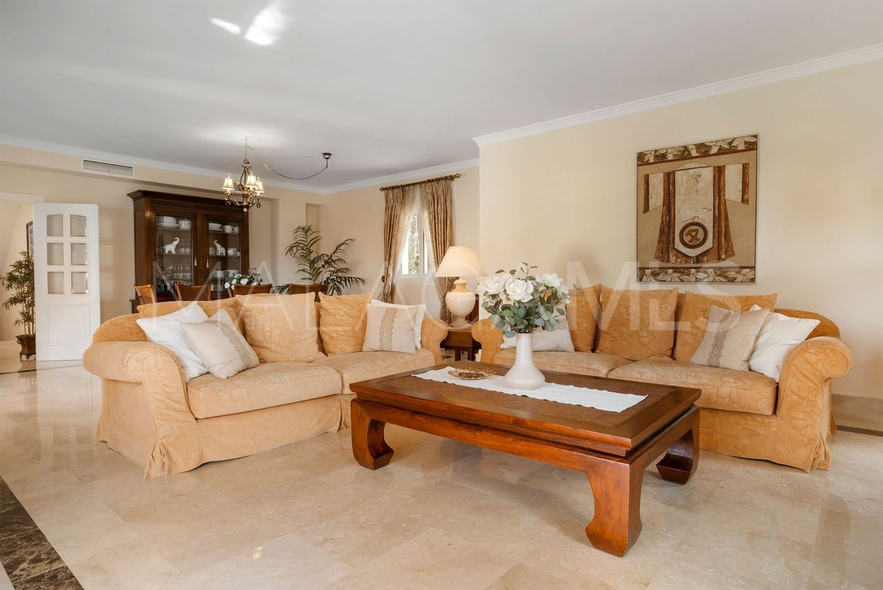 Villa for sale in Elviria