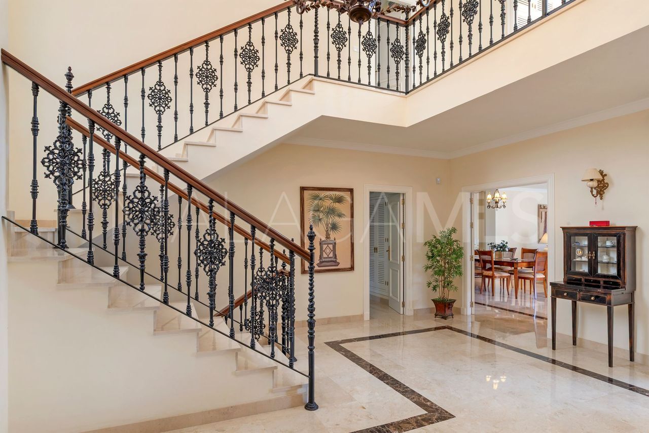 Villa for sale in Elviria