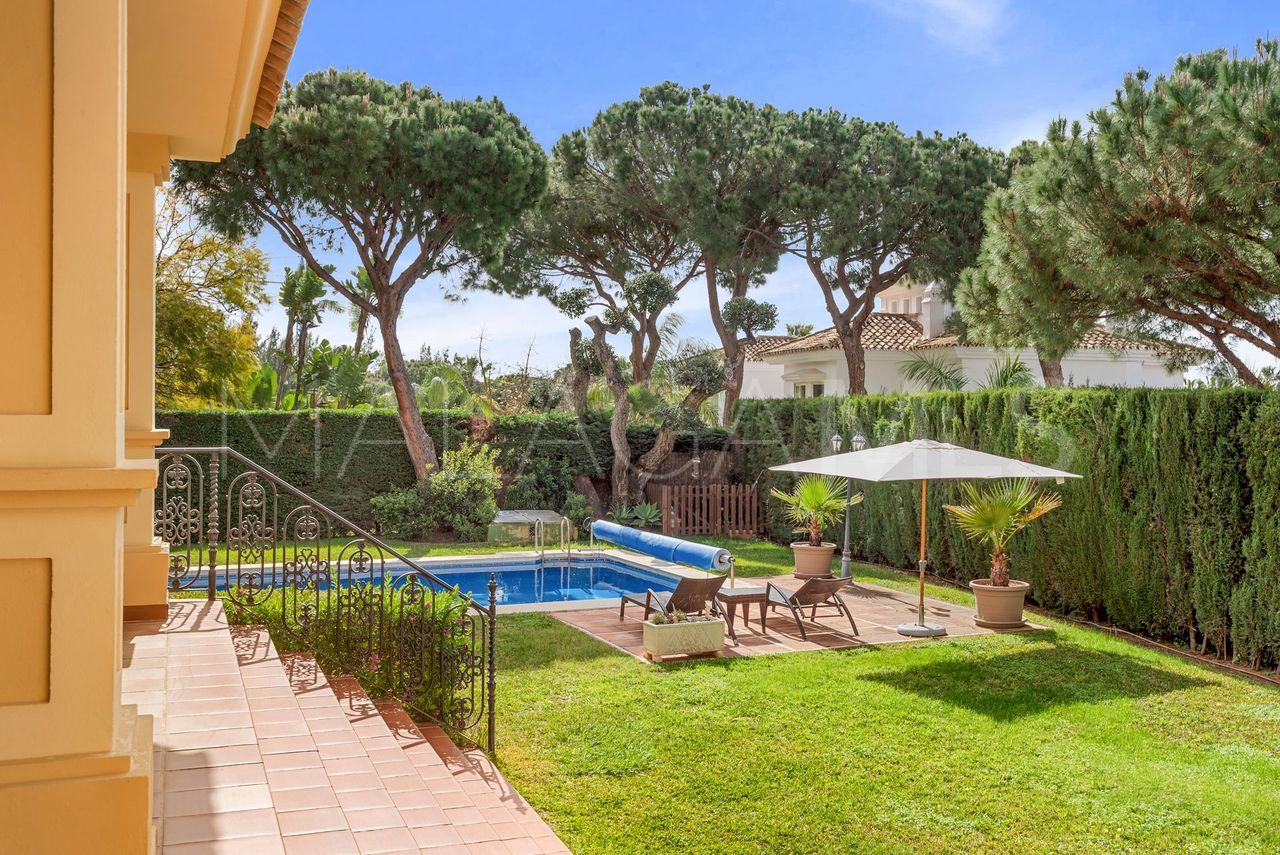 Villa for sale in Elviria
