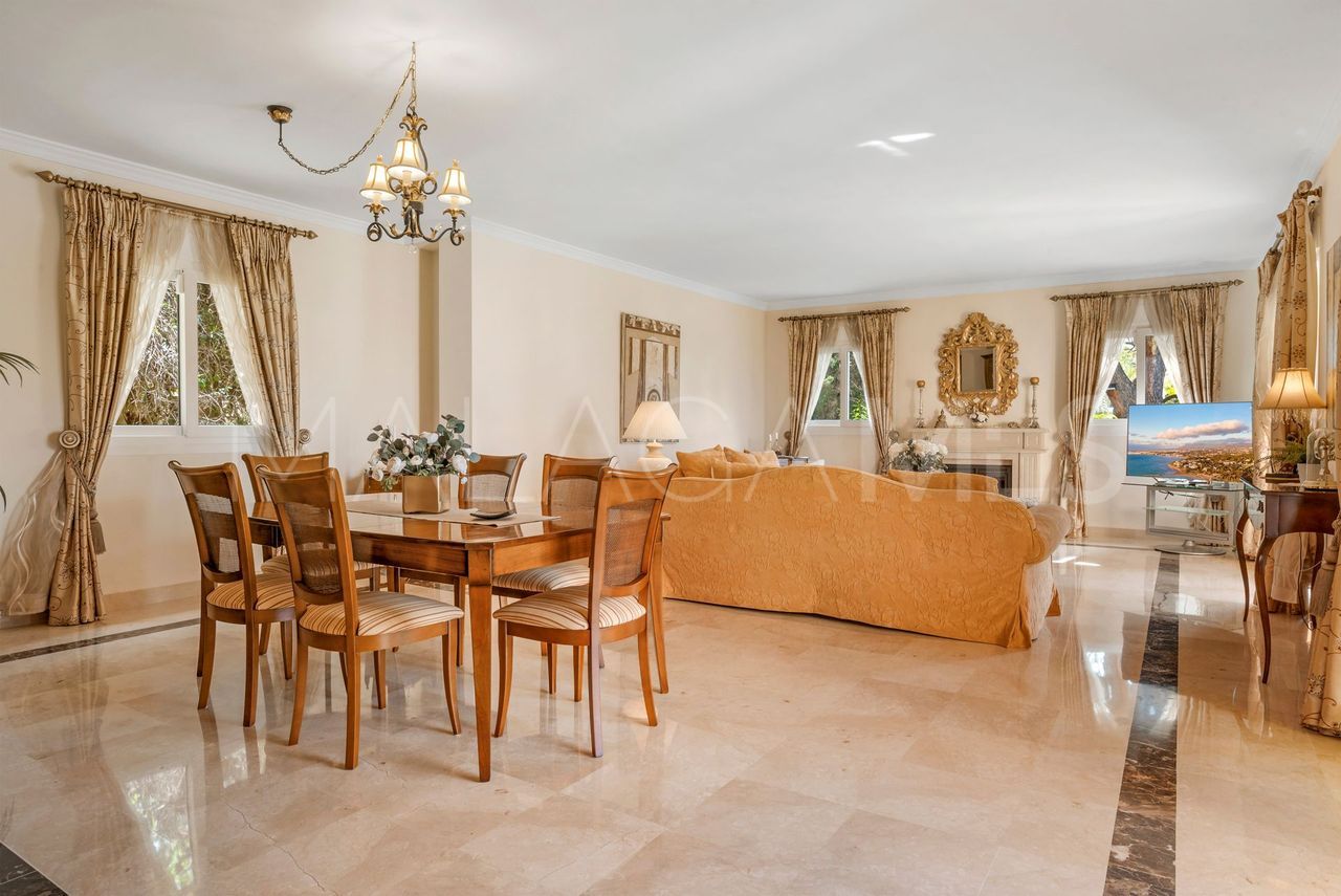 Villa for sale in Elviria