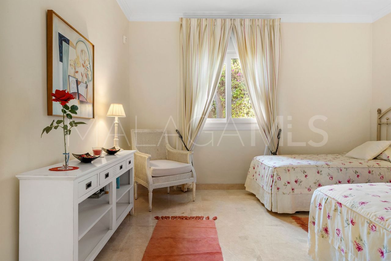 Villa for sale in Elviria