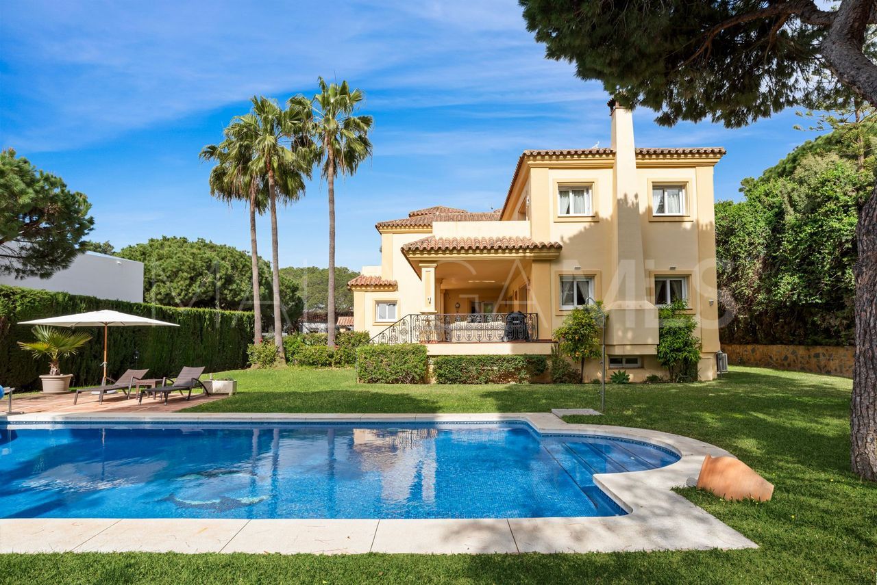 Villa for sale in Elviria