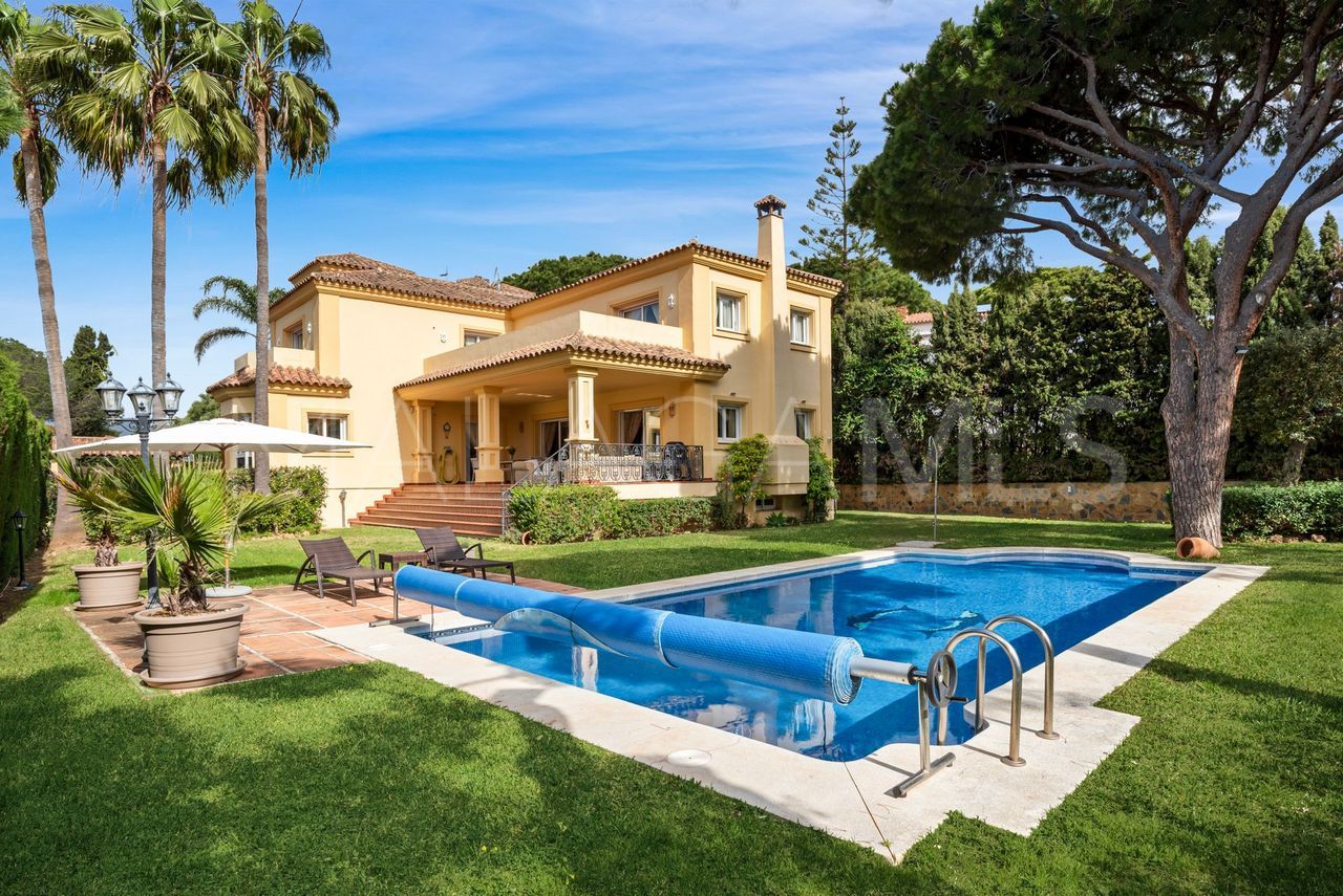Villa for sale in Elviria