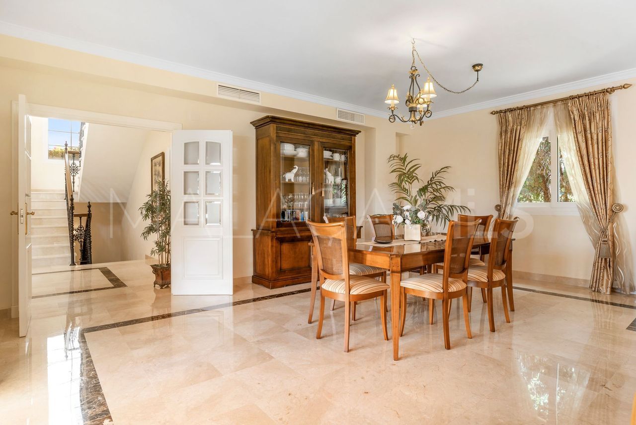 Villa for sale in Elviria