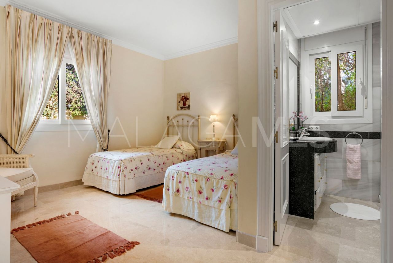Villa for sale in Elviria