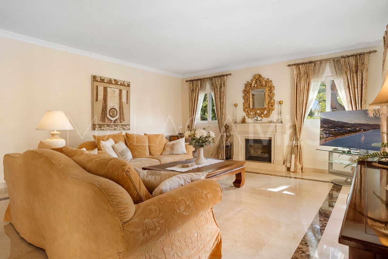 Villa for sale in Elviria