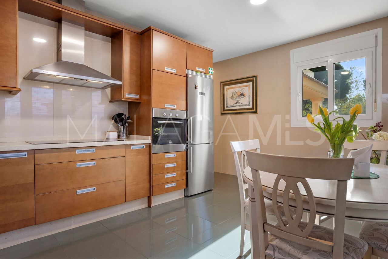 Villa for sale in Elviria