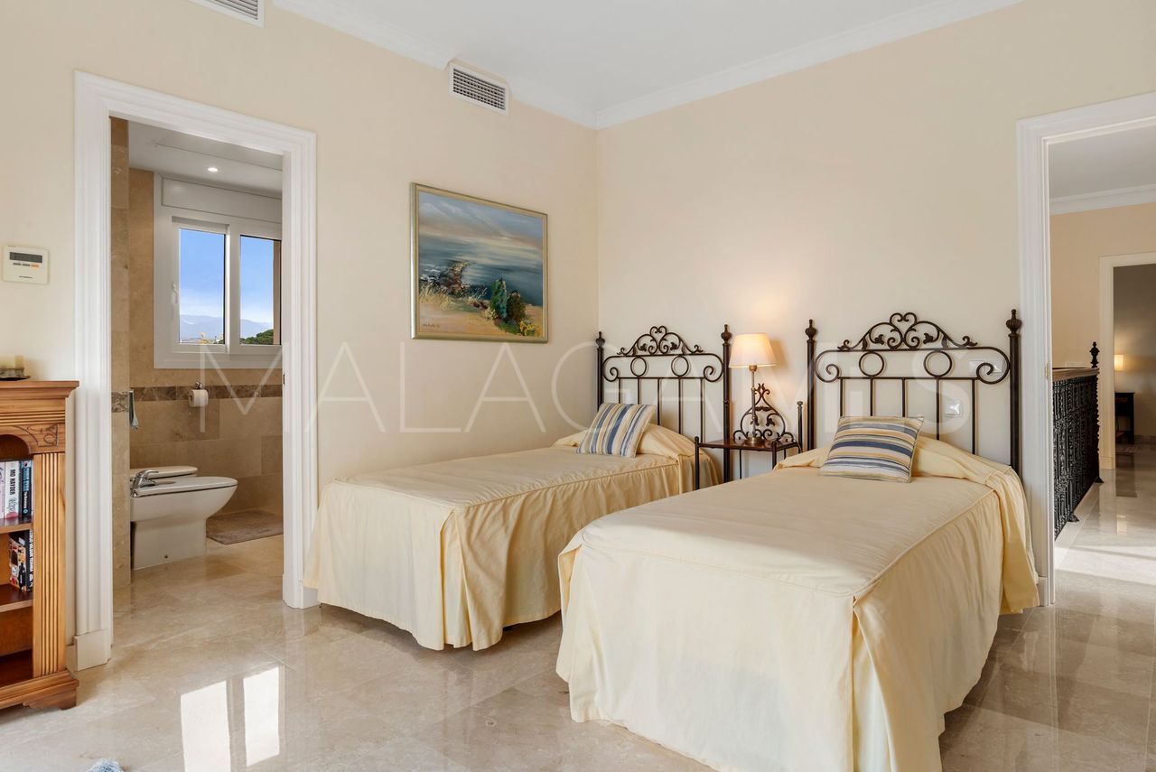 Villa for sale in Elviria