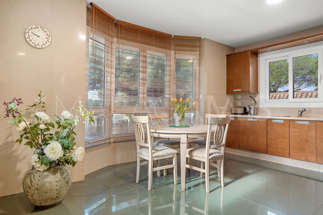 Villa for sale in Elviria