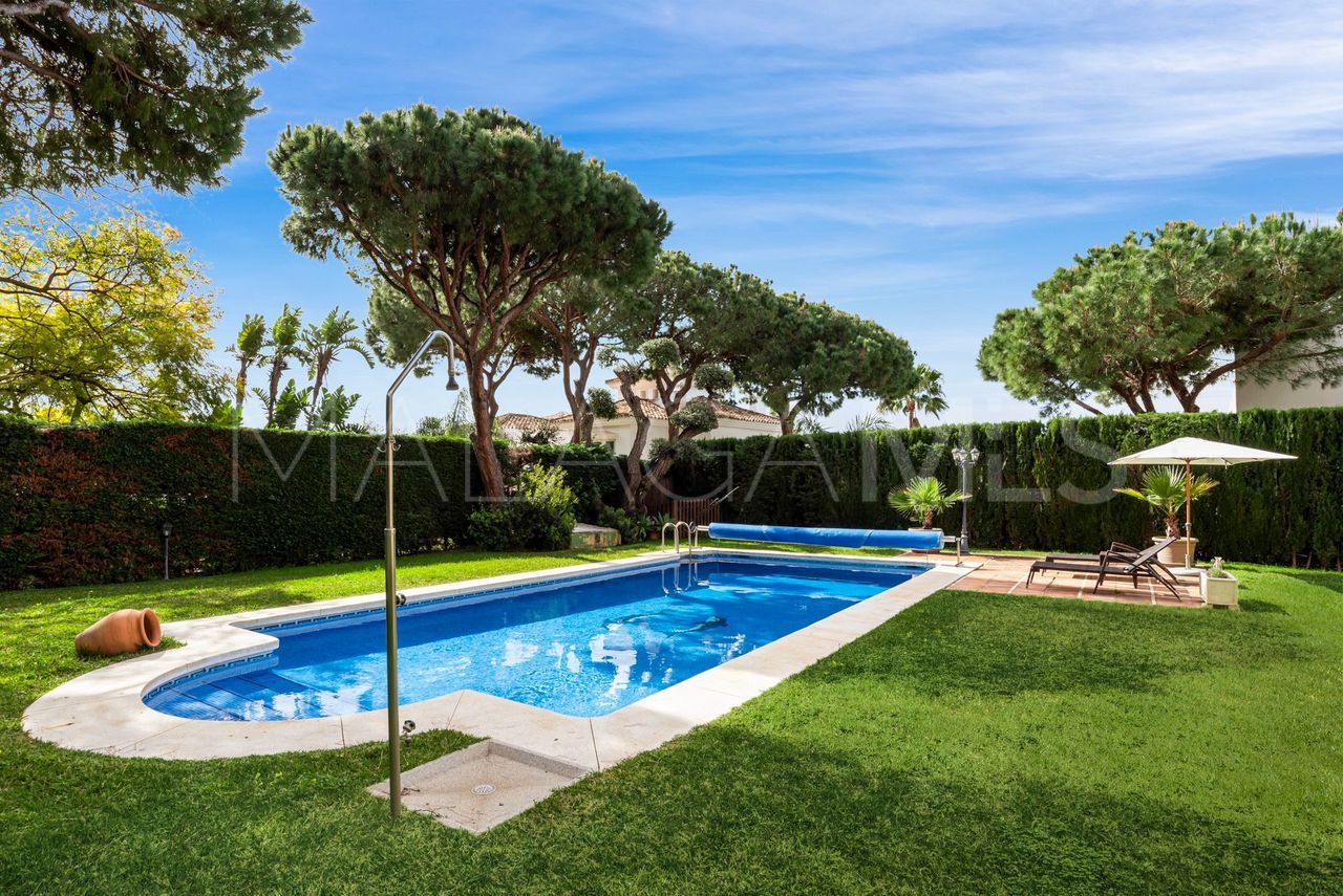 Villa for sale in Elviria