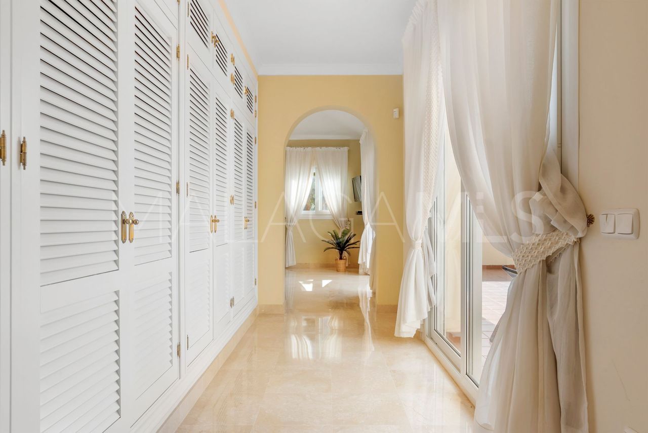 Villa for sale in Elviria