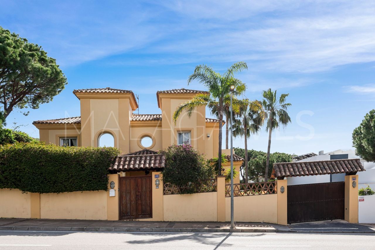 Villa for sale in Elviria