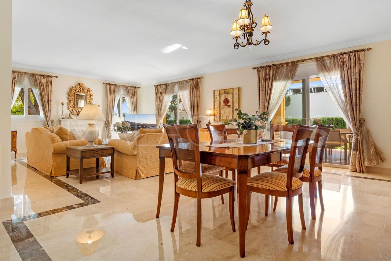Villa for sale in Elviria