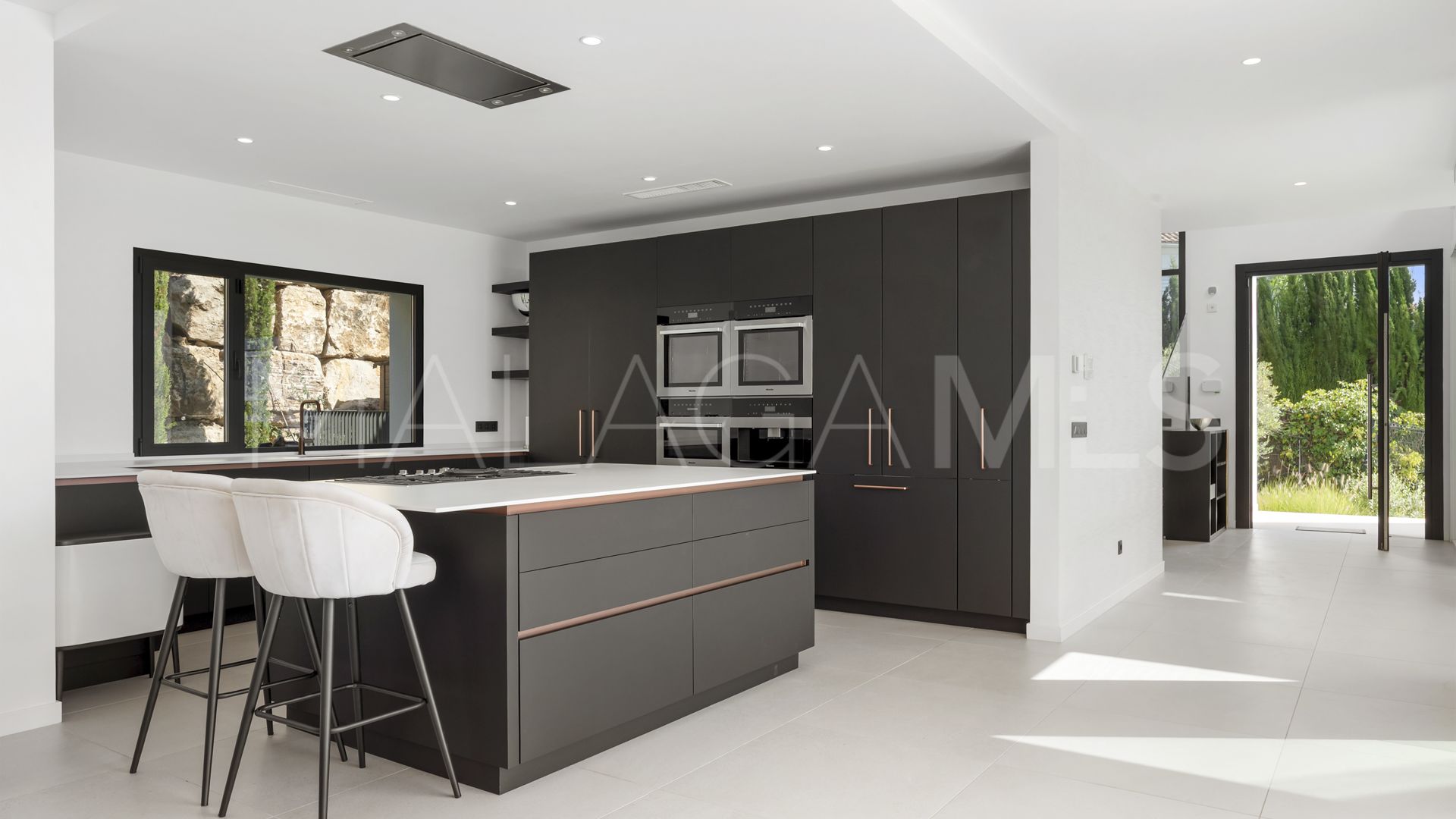 Villa for sale in Benahavis