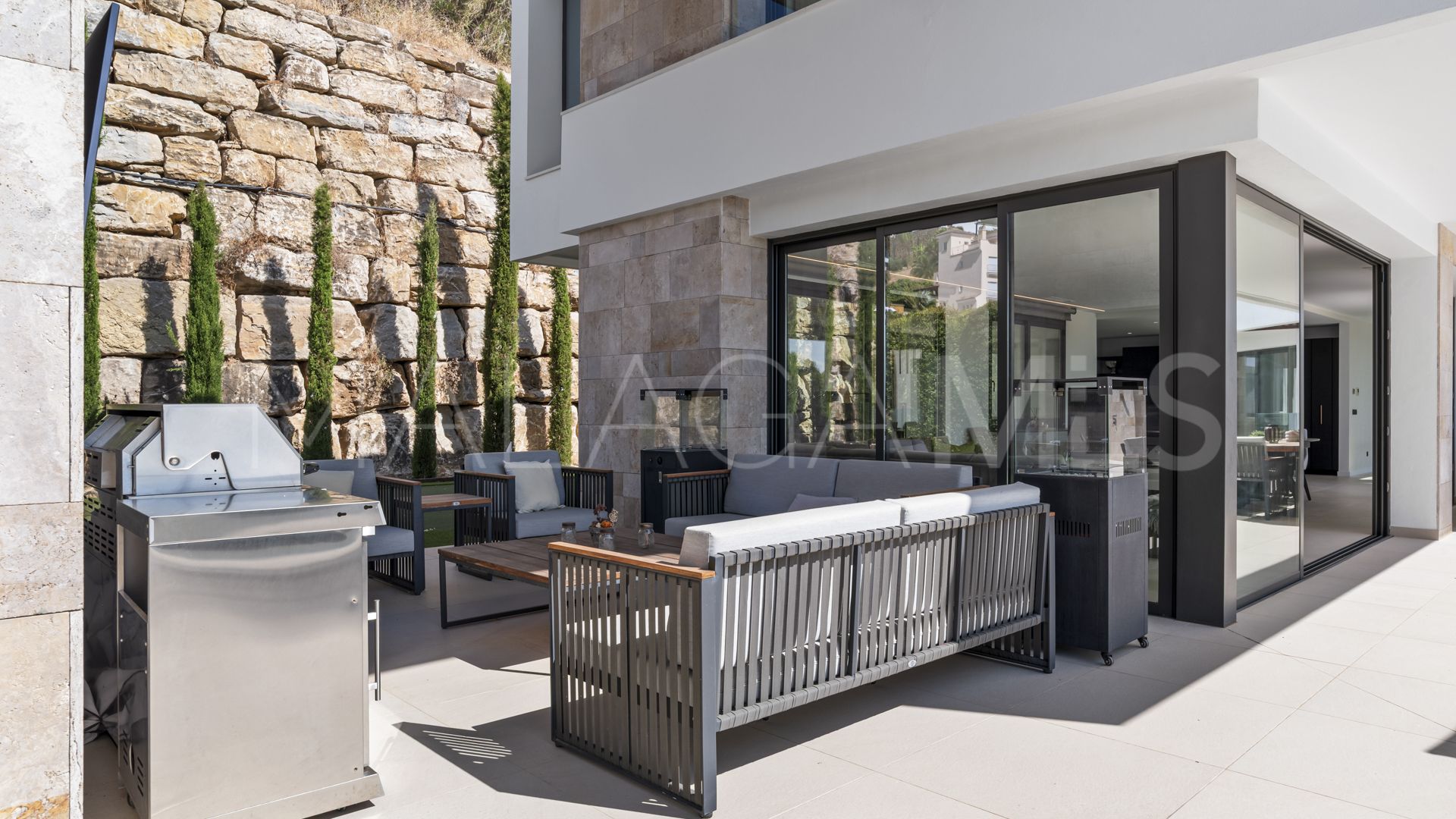 Villa for sale in Benahavis