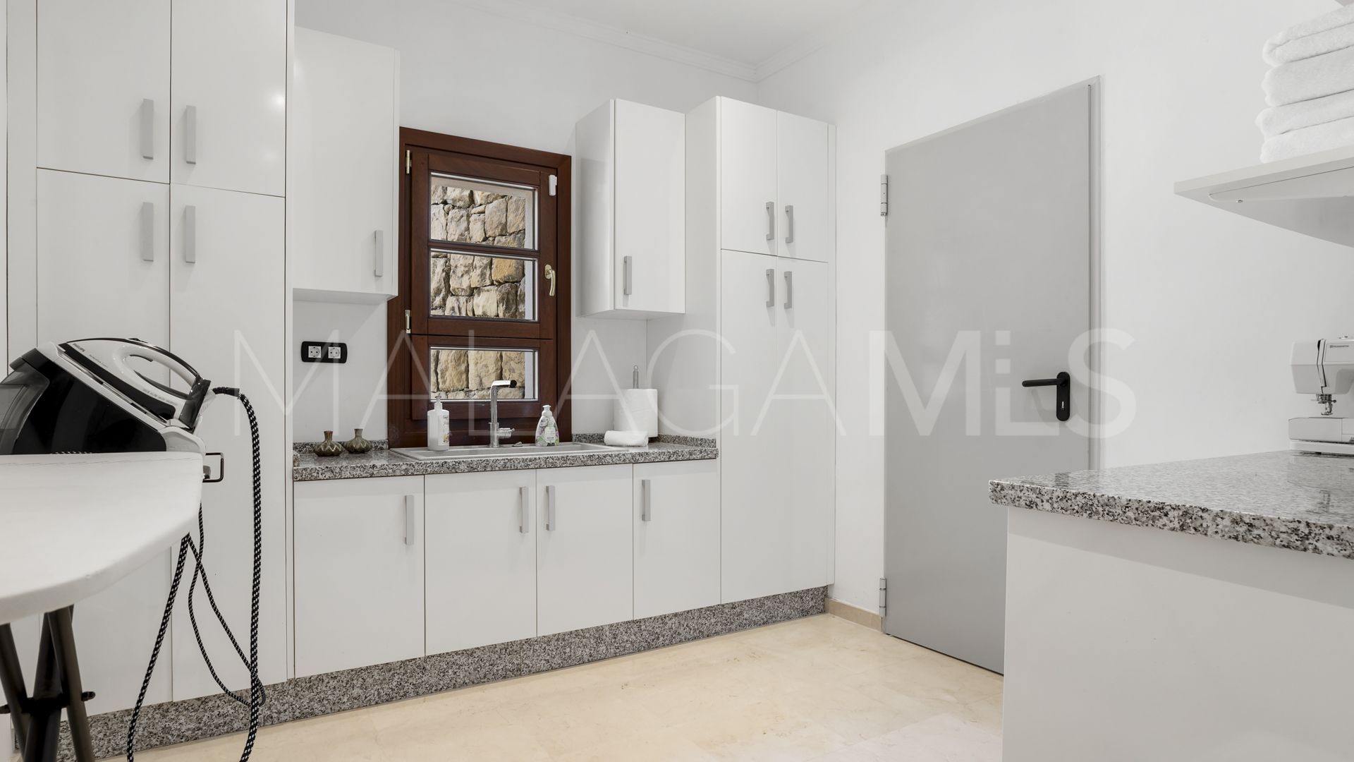 Buy villa with 4 bedrooms in El Madroñal
