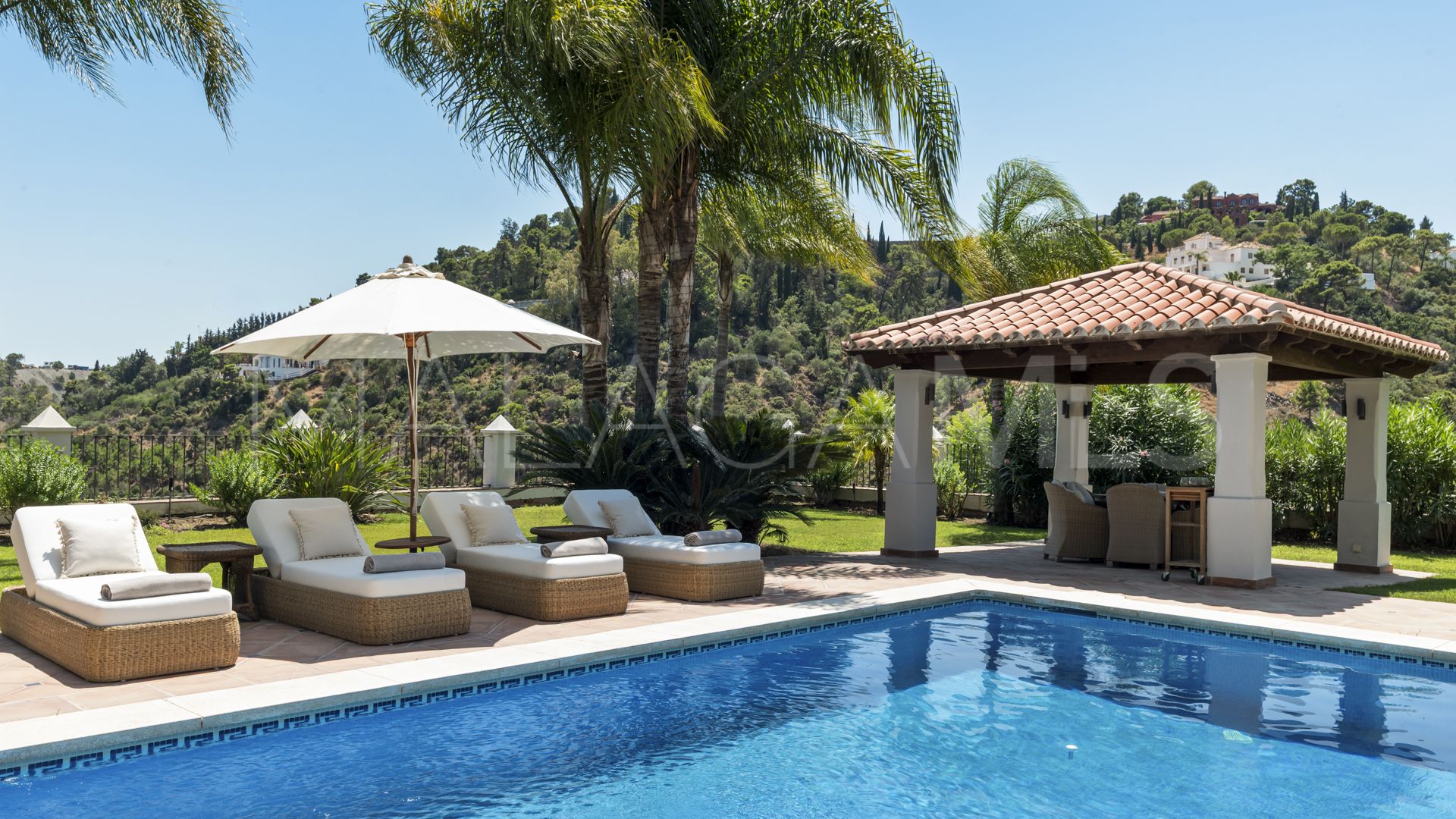 Buy villa with 4 bedrooms in El Madroñal