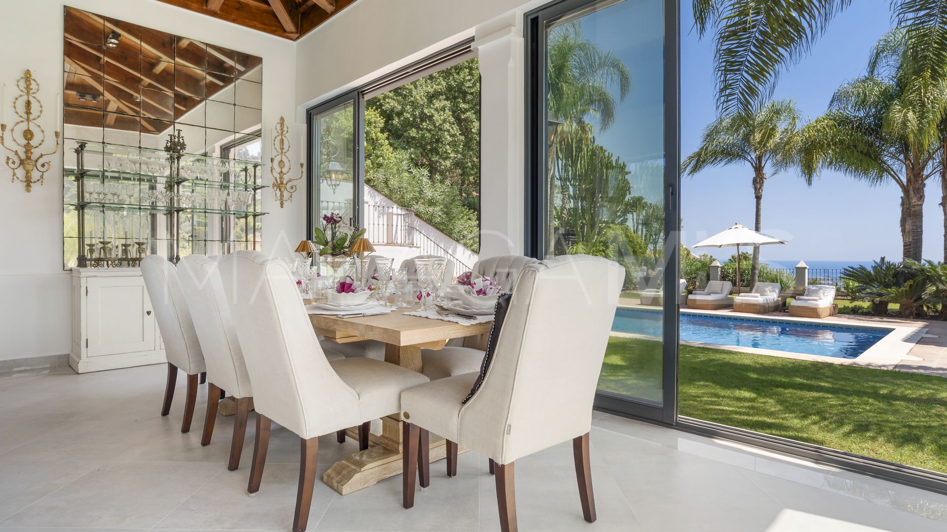 Buy villa with 4 bedrooms in El Madroñal