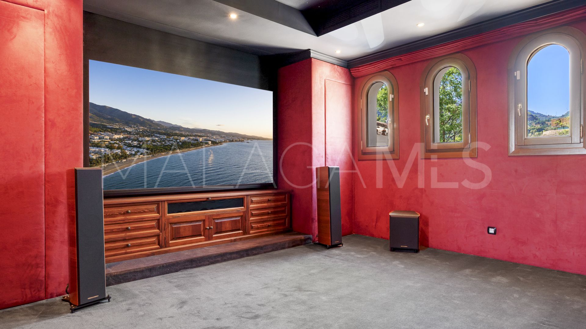 Buy villa with 4 bedrooms in El Madroñal