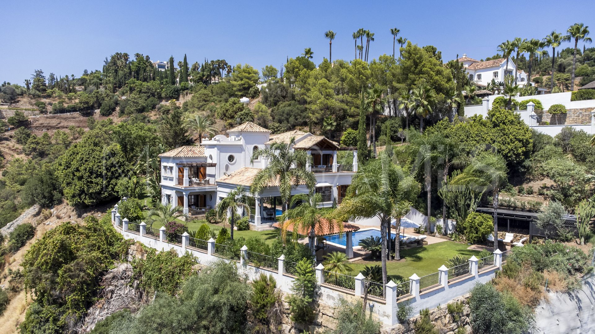 Buy villa with 4 bedrooms in El Madroñal