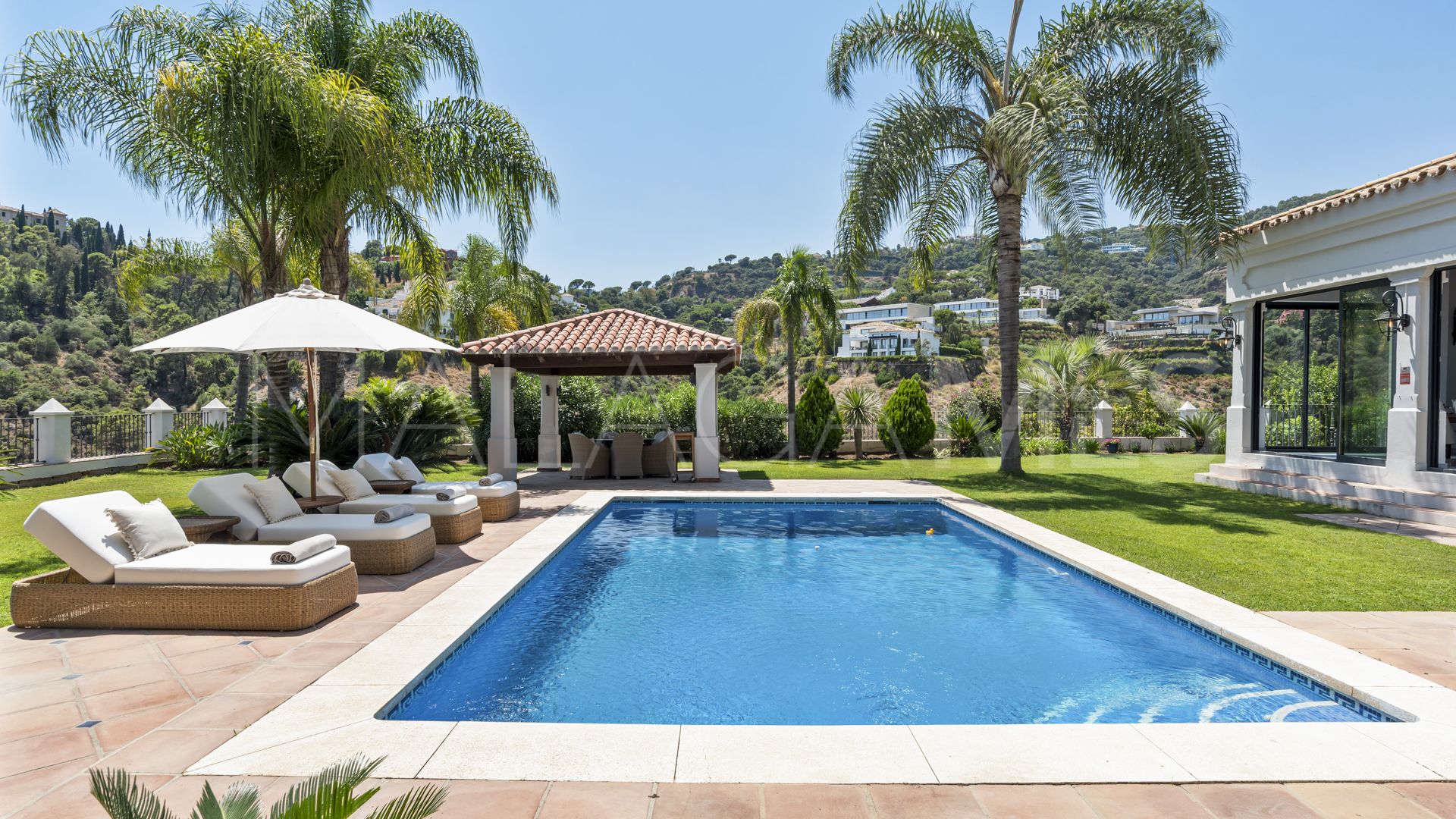 Buy villa with 4 bedrooms in El Madroñal