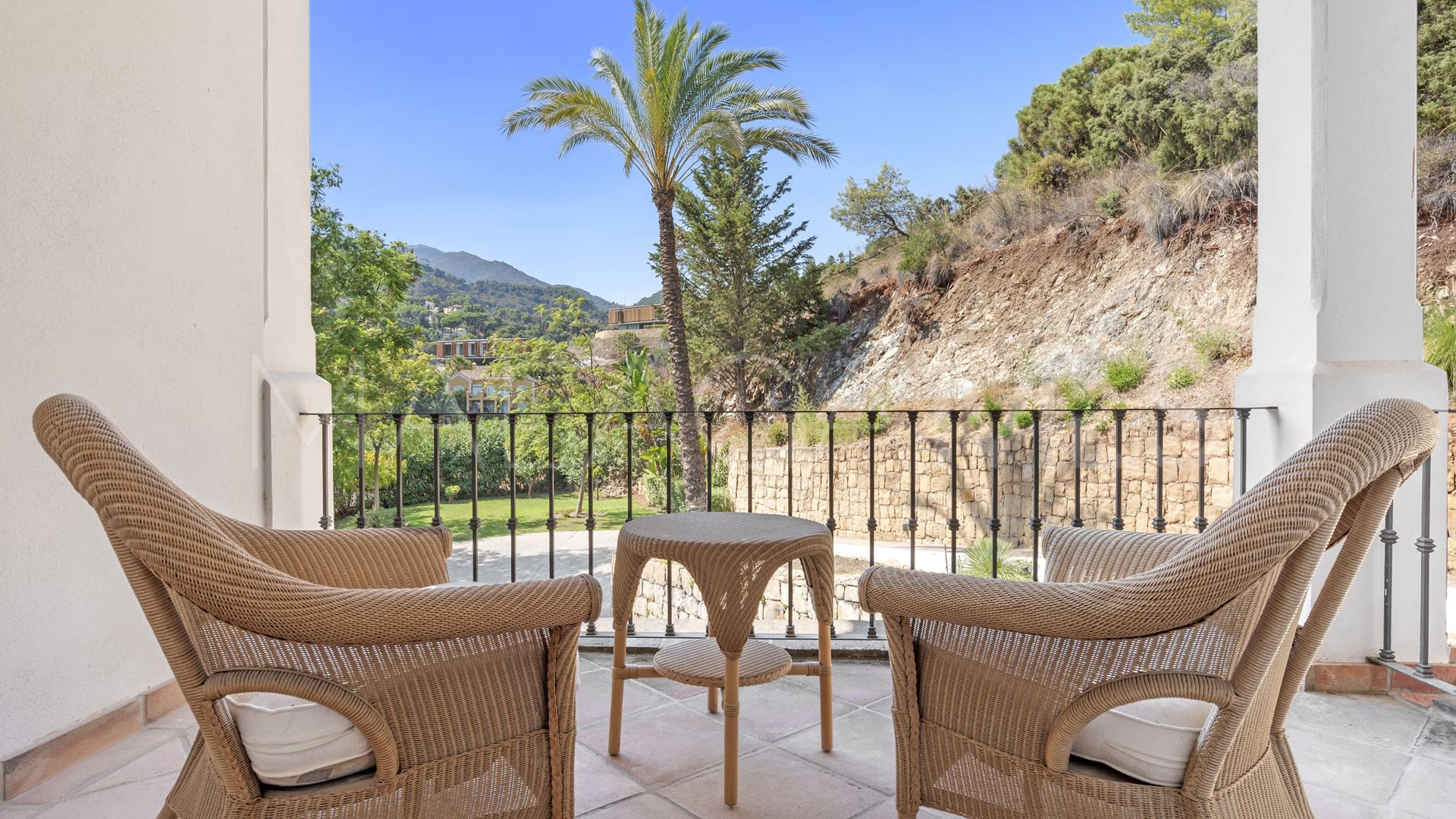 Buy villa with 4 bedrooms in El Madroñal