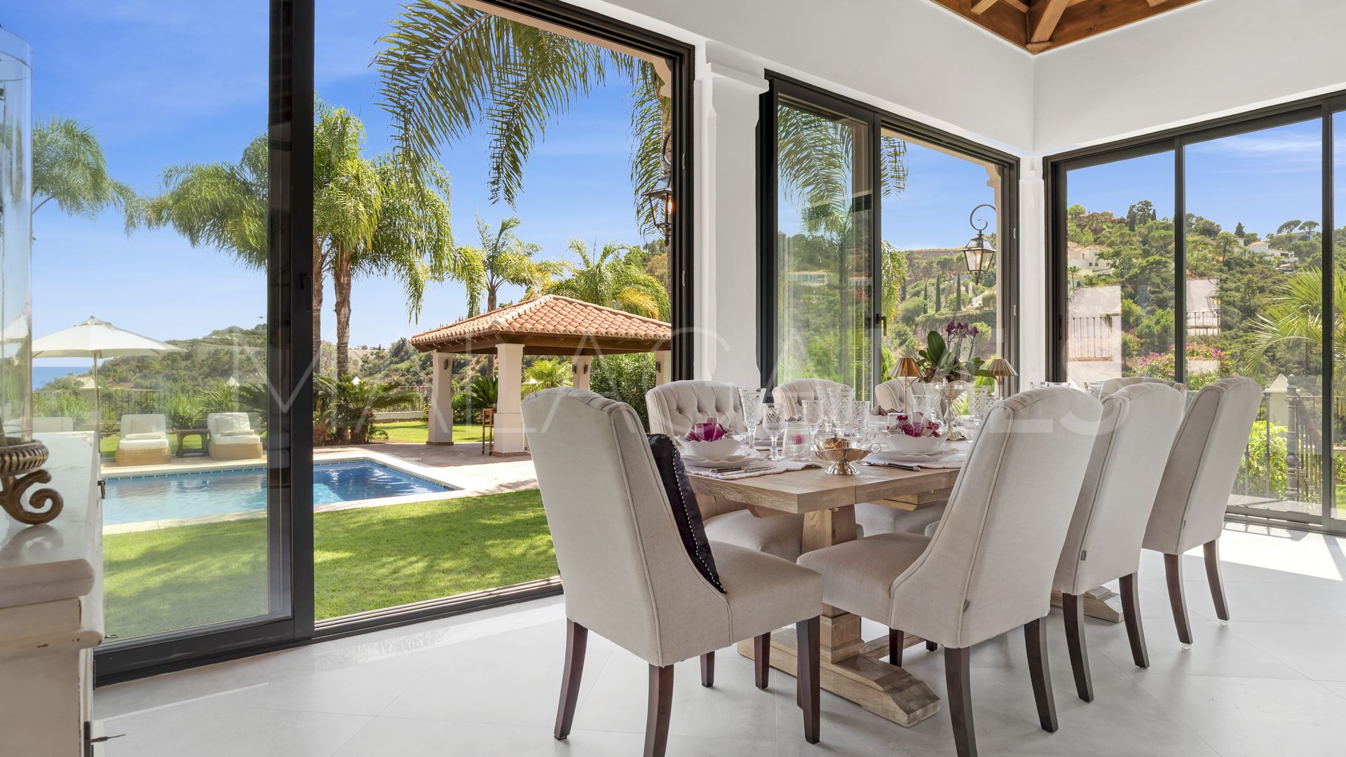 Buy villa with 4 bedrooms in El Madroñal